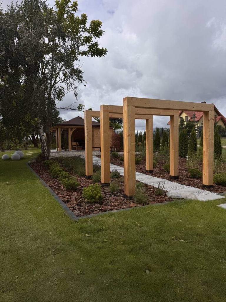 Drewniana altana i pergola tworzące spójną aranżację ogrodu