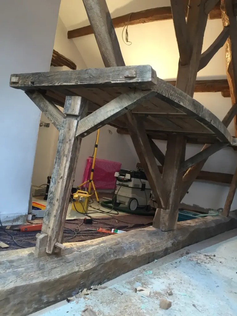 Tradycyjna konstrukcja dębowego barku na poddaszu Netherwood House