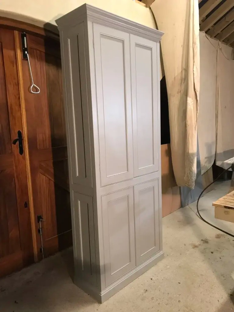 Jasnoszara szafa na wymiar z ozdobnym gzymsem