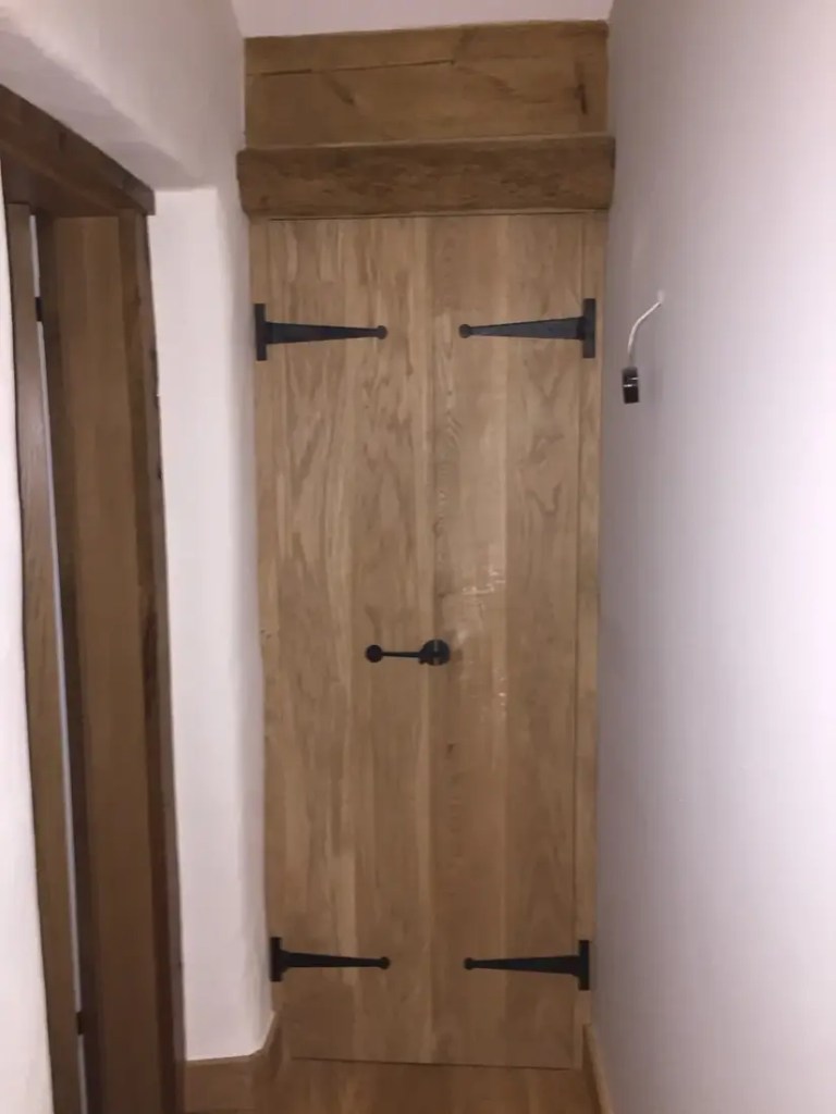 Dębowa szafa na wymiar w zabytkowym domu w Ilkley