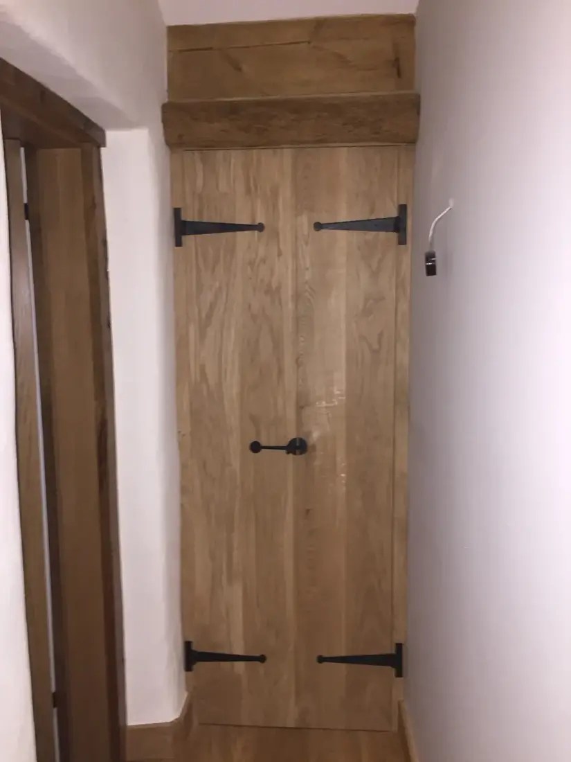 Dębowa szafa na wymiar w zabytkowym domu w Ilkley