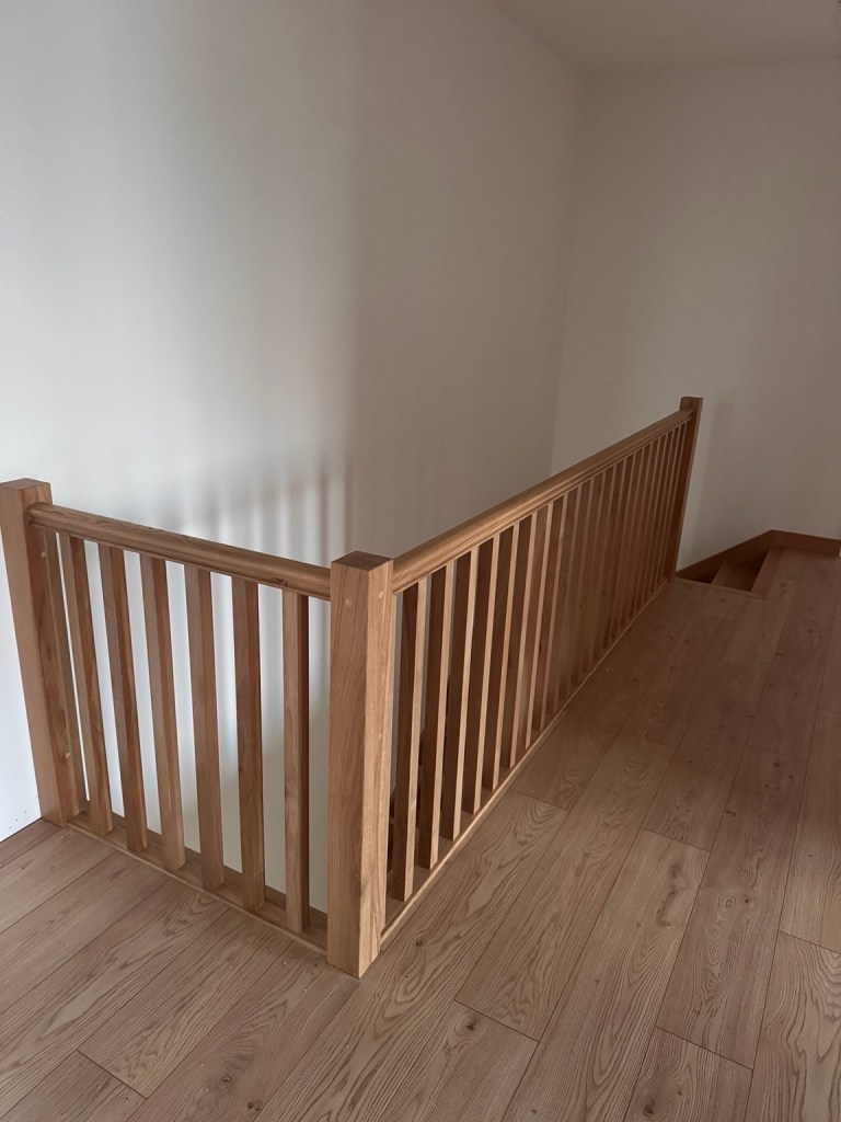 Dębowa balustrada na piętrze w Łomży